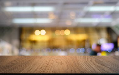 Restoranın soyut bulanık arka planının önündeki boş, siyah ahşap masa. Ürünlerinizi görüntülemek ya da montajlamak için kullanılabilir. 