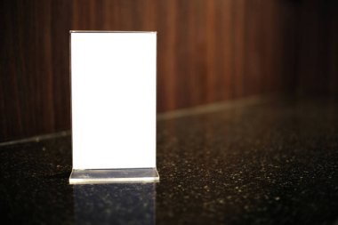 Bar restoranının kafesindeki ahşap masada duran menü çerçevesini taklit et. Metin için boşluk