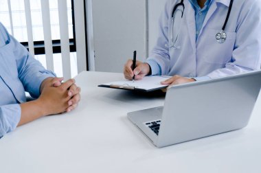 Beyaz üniformalı, önlüklü profesyonel tıp doktoru hasta danışmanı.