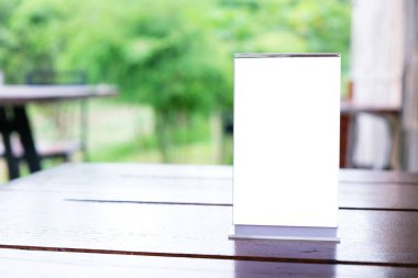 Bar restoranının kafesinde ahşap masada duran menü çerçevesi. Metin pazarlama promosyonu için boşluk