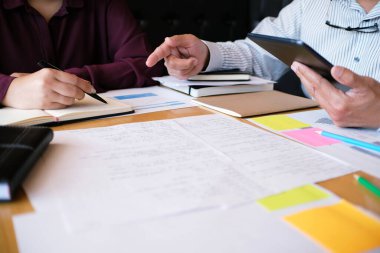 İş Adamları Buluşması Tasarım Fikirleri Uzman Yatırımcısı yeni bir başlangıç projesi üzerinde çalışıyor. Kavram. iş planlama ofisinde.