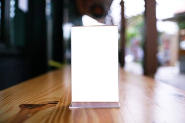 Bar restoranının kafesindeki ahşap masada duran menü çerçevesini taklit et. Metin için boşluk.