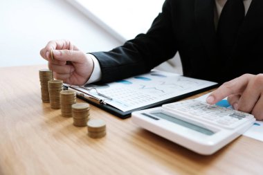 Denetçi ya da iç Gelir İdaresi çalışanları, şirketin yıllık mali durumunu kontrol eden iş kadınları. Denetim Kavramı.