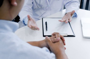 Beyaz üniformalı, önlüklü profesyonel tıp doktoru hasta danışmanı.