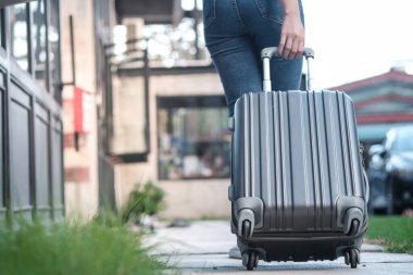 Bagaj taşıyan gezgin kadın. Çantalarla turist yürüyüşü hayat tarzı konsepti