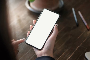 Cep telefonunun boş fotokopi ekranını tutan kadınların elleri. Teknoloji konsepti olan akıllı telefon