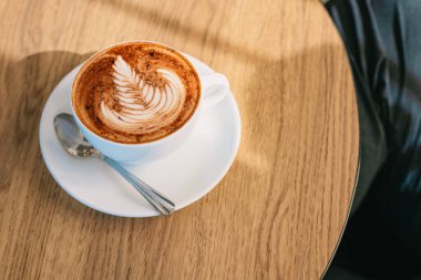 sehpanın üzerinde kahve sanatı.