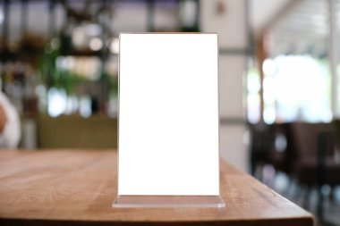 Bar restoranının kafesinde ahşap masada duran menü çerçevesi. Metin pazarlama promosyonu için boşluk