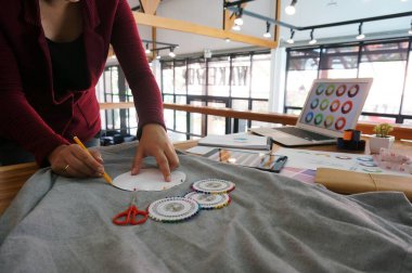 Moda tasarımcısı atölyedeki yeni koleksiyonun taslağı olarak çalışıyor. Yaratıcı Tasarım Konsepti.