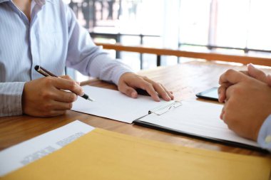İş adamı sözleşme imzalıyor ortaklık anlaşması konseptiyle anlaşma yapıyor
