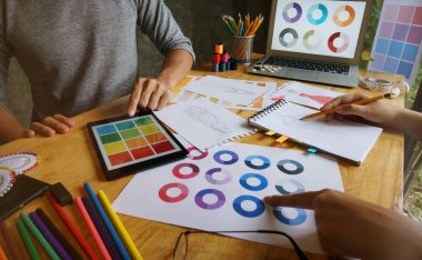 Moda tasarımcısı atölyedeki yeni koleksiyonun taslağı olarak çalışıyor. Yaratıcı Tasarım Konsepti.