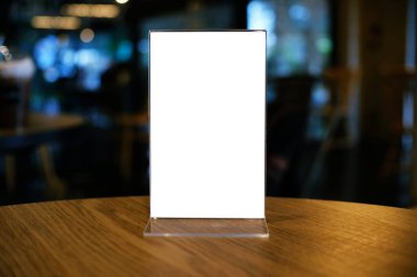 Bar restoranının kafesindeki ahşap masada duran menü çerçevesini taklit et. Metin için boşluk.