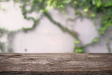 Dışarıdaki bahçe ışıklarının arka planının bulanık ve soyut arkaplanının önündeki boş, siyah ahşap masa. Ürünlerinizi görüntülemek veya montajlamak için kullanılabilir