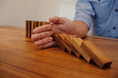 Kumarda risk ve strateji planlamak, tahta bloklar koymak. Büyüme süreci için iş kavramı.