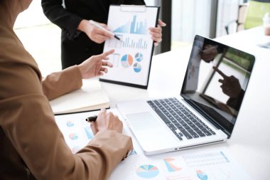 İş Adamları Buluşması Tasarım Fikirleri Uzman Yatırımcısı yeni bir başlangıç projesi üzerinde çalışıyor. Kavram. iş planlama ofisinde.