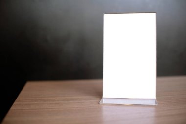 Bar restoranının kafesindeki ahşap masada duran menü çerçevesini taklit et. Metin için boşluk.