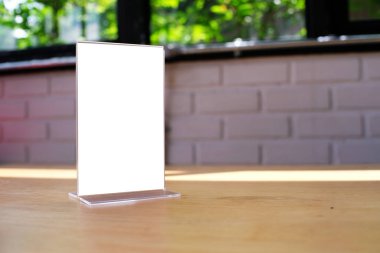 Bar restoranının kafesindeki ahşap masada duran menü çerçevesini taklit et. Metin için boşluk