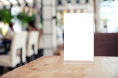Bar restoranının kafesinde ahşap masada duran menü çerçevesi. Metin pazarlama promosyonu için boşluk