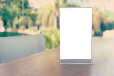 Bar restoranının kafesindeki ahşap masada duran menü çerçevesini taklit et. Metin için boşluk