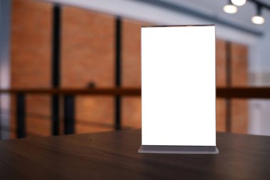 Bar restoranının kafesindeki ahşap masada duran menü çerçevesini taklit et. Metin için boşluk