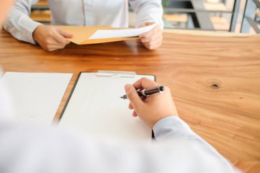 Hukuk danışmanı müvekkiline tokmak ve hukuk hukuku ile imzalanmış bir sözleşme sunar. Adalet ve avukat kavramı