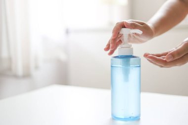 Corona virüsü covid-19 'u önlemek için el yapımı alkollü jel sanitazer.