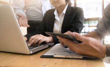 Yatırım çizelgelerini analiz eden ve belgelerin üzerindeki hesap makinesi tuşlarına basan bir işadamı. Muhasebe Kavramı