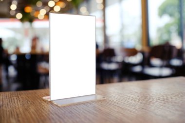 Bar restoranının kafesindeki ahşap masada duran menü çerçevesini taklit et. Metin için boşluk.