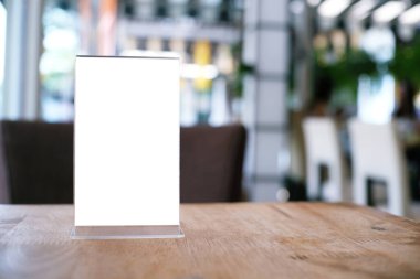 Bar restoranının kafesinde ahşap masada duran menü çerçevesi. Metin pazarlama promosyonu için boşluk