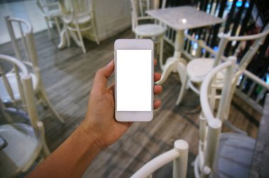 Cep telefonunun boş fotokopi ekranını tutan kadınların ellerini kapatın. Teknoloji konsepti olan akıllı telefon.