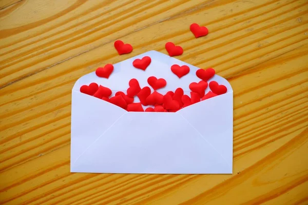 Carta Amor Dia Dos Namorados Envelope Aberto Muitos Sentiram Corações — Fotografia de Stock