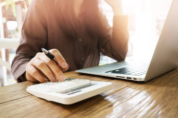 Bussiness Man Utilizando Trabajando Ordenador Portátil Con Pantalla Blanco Sala — Foto de Stock