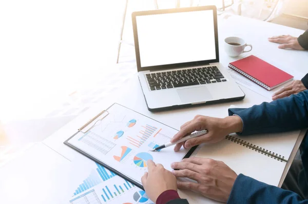 Bussiness Man Utilizando Trabajando Ordenador Portátil Con Pantalla Blanco Sala — Foto de Stock