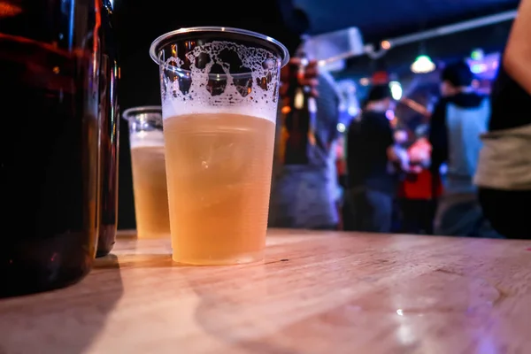 Beber Cerveja Desfrutando Bebidas Noturnas Festa Pub Uma Boate — Fotografia de Stock