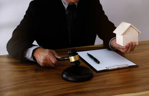 Lawyer Hitting Gavel Court Justice Law Concept — Stock Photo, Image