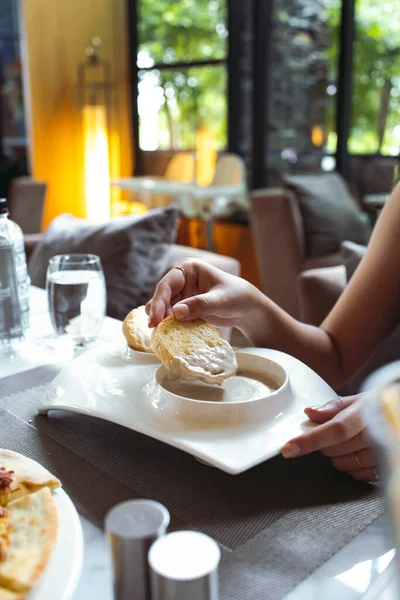 Réglages Table Luxe Pour Une Cuisine Raffinée Servie Décorée Avec — Photo