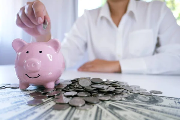 Weibliche Hand Stapelt Münzen Die Das Geschäft Ankurbeln Geld Sparen — Stockfoto