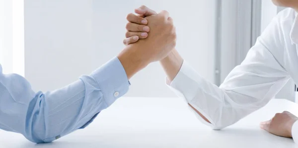 İş adamları tokalaşıyor. İş ortaklığı toplantısı başarılı konsept