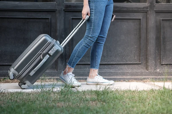 Wanita Musafir Yang Membawa Barang Barang Wisatawan Berjalan Dengan Suitcase — Stok Foto