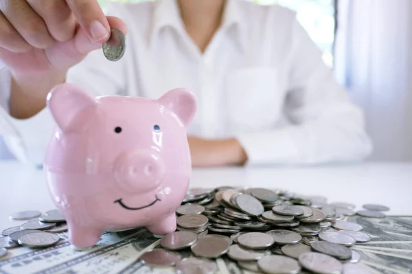 Weibliche Hand Stapelt Münzen Die Das Geschäft Ankurbeln Geld Sparen — Stockfoto