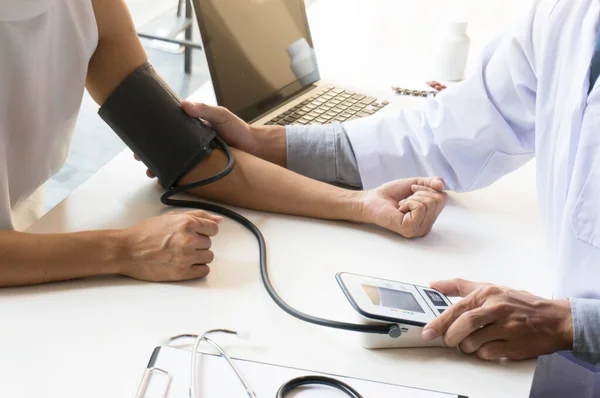 Médico Verifica Corpo Por Estetoscópio Cuidados Saúde Conceito Médico Médico — Fotografia de Stock