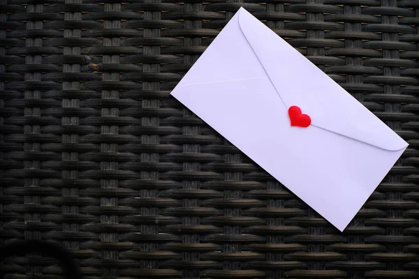 Alla Hjärtans Dag Kärlek Brev Kuvert Med Hjärtan Trä Bakgrund — Stockfoto