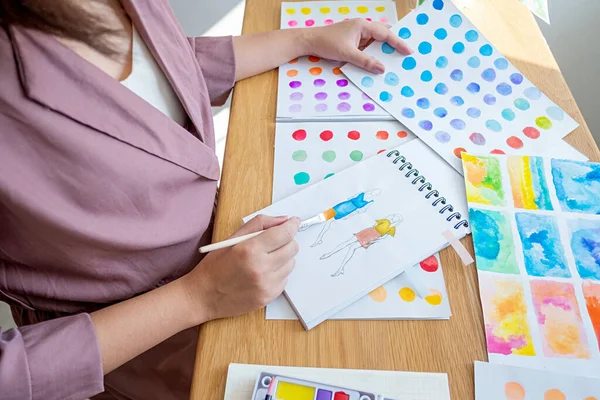 Elegante Stilista Lavoro Come Schizzo Della Nuova Collezione Atelier Creative — Foto Stock