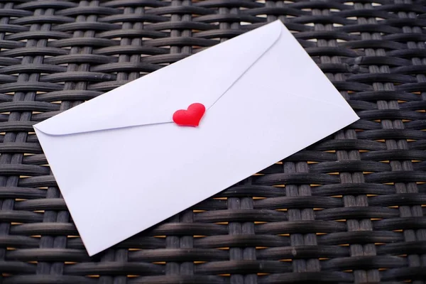 Valentinstag Liebesbriefumschlag Mit Herzen Auf Holzgrund Kopierraum — Stockfoto