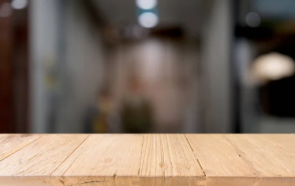 Pusty Ciemny Drewniany Stół Przed Abstrakcyjnym Rozmytym Bokeh Tłem Restauracji — Zdjęcie stockowe