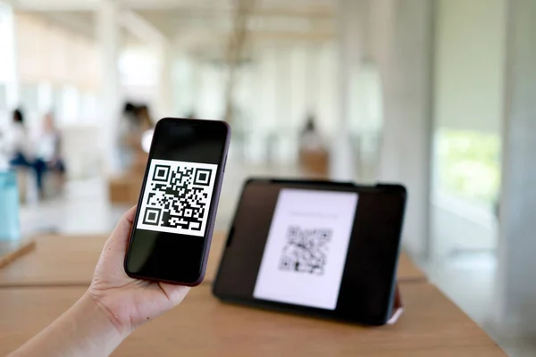 QR kodu ödemesi. Cüzdan. QR kodunu tarayan kadın çevrimiçi alışveriş nakitsiz teknoloji konsepti
