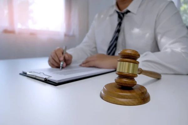 Adwokat Przedstawia Klientowi Podpisaną Umowę Młotkiem Prawem Koncepcja Sprawiedliwości Adwokata — Zdjęcie stockowe