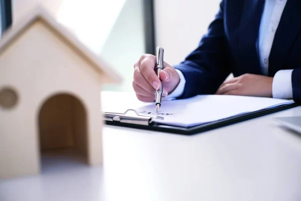 Gente Negocios Firmando Contrato Haciendo Trato Con Agente Bienes Raíces — Foto de Stock