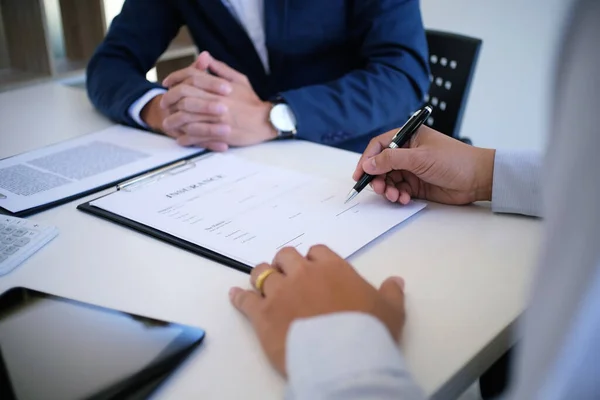 Verkaufsleiter Gibt Ratschlag Antragsformular Dokument Unter Berücksichtigung Hypothekendarlehen Angebot Für — Stockfoto