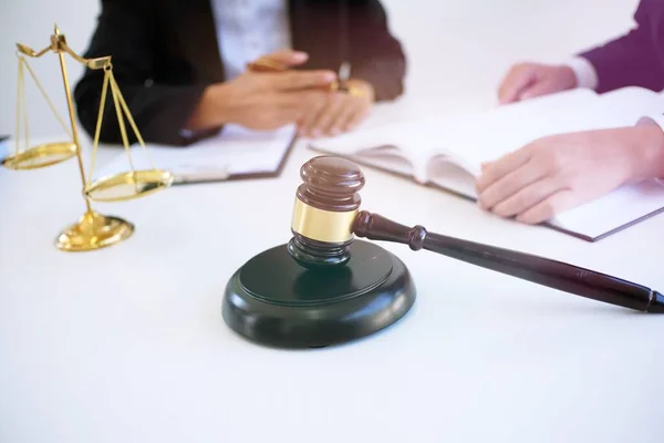 Prawniczka Adwokat Przedstawia Klientowi Podpisaną Umowę Młotkiem Prawem Sprawiedliwość Prawnik — Zdjęcie stockowe